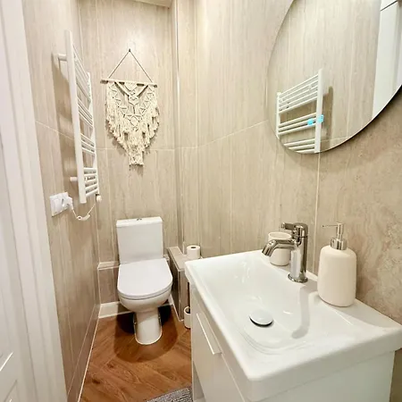 Elegant White In Centre With Parking 公寓 *