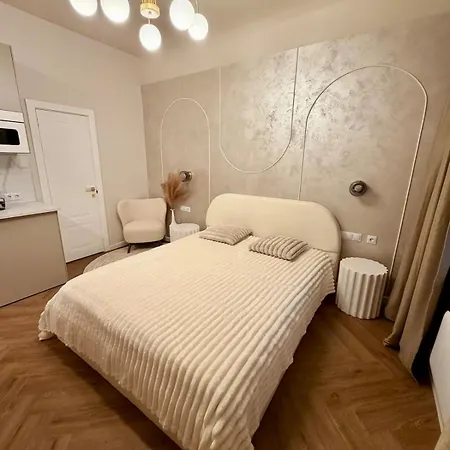 Elegant White In Centre With Parking 公寓 *