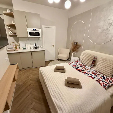 Elegant White In Centre With Parking Apartment Riga