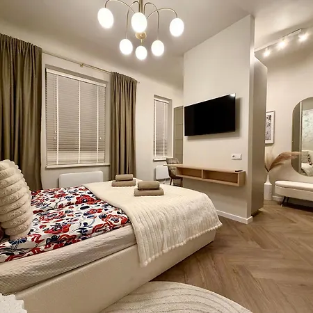 Elegant White In Centre With Parking 公寓 *