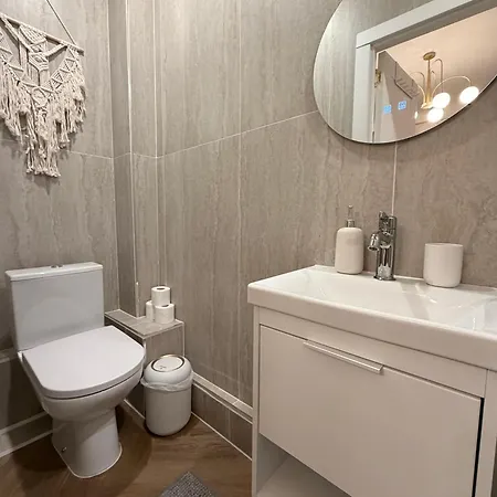 Daire Elegant White In Centre With Parking