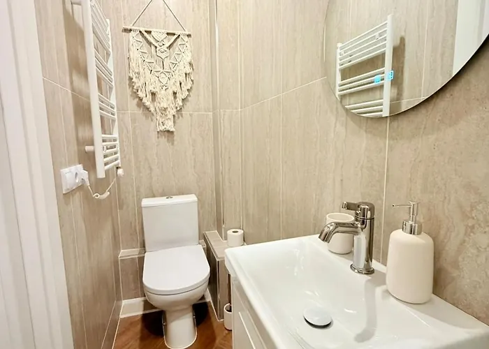 Elegant White In Centre With Parking 公寓 *