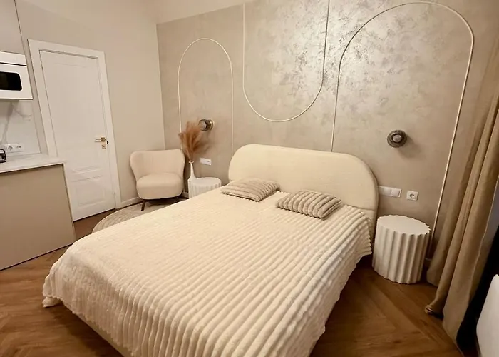 Elegant White In Centre With Parking 公寓 *