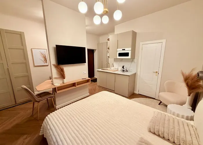 Elegant White In Centre With Parking 公寓