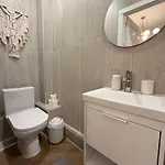 Апартаменти Elegant White In Centre With Parking