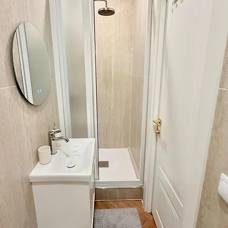 Elegant White In Centre With Parking Apartment *