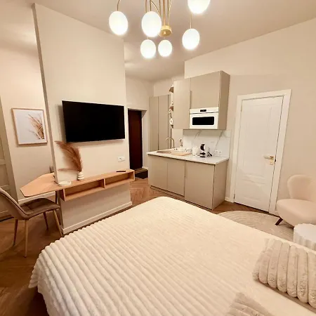 Elegant White In Centre With Parking Apartment