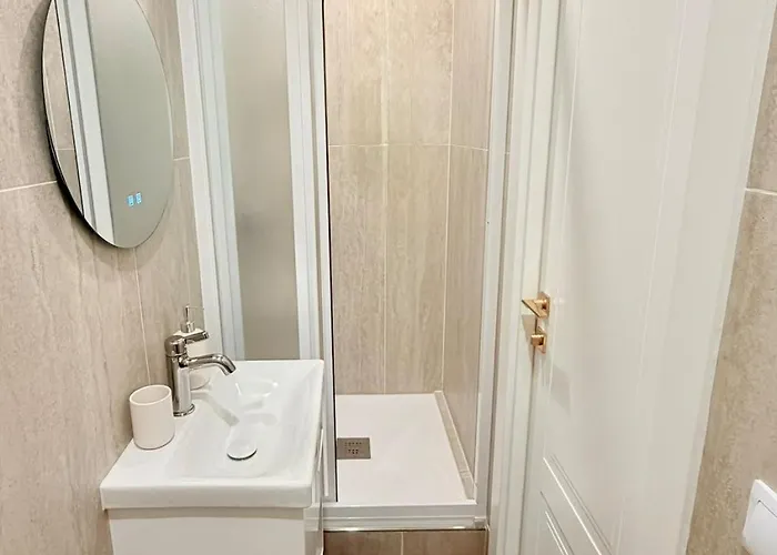 Elegant White In Centre With Parking Apartment *